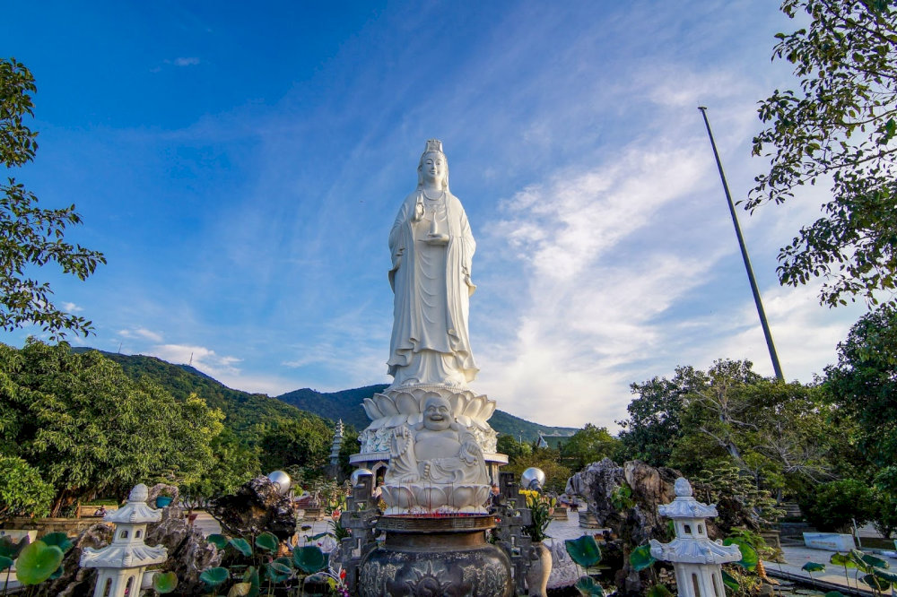 The full view of the Lady Buddha statue at Linh Ung Pagoda
